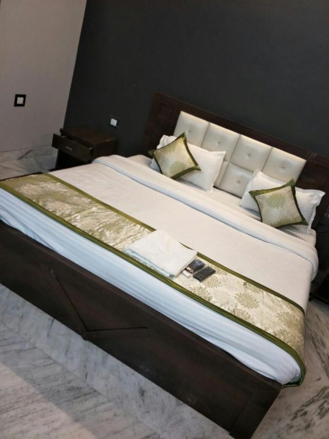 Surabhi Garden Inn ลัคเนา ภายนอก รูปภาพ