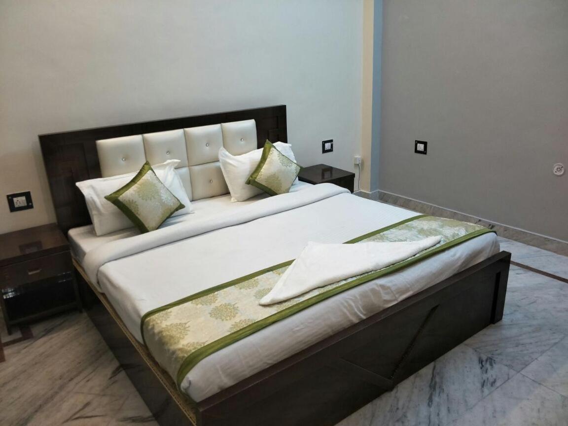 Surabhi Garden Inn ลัคเนา ภายนอก รูปภาพ