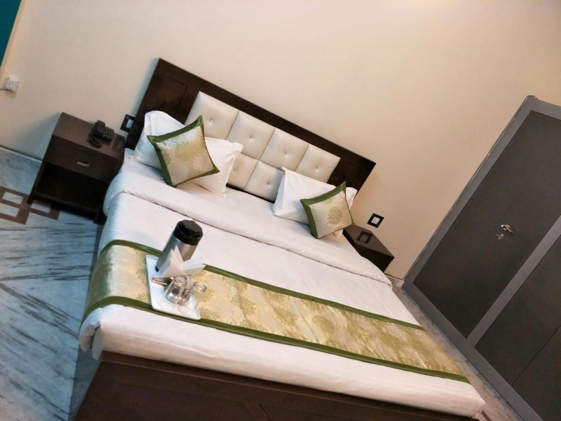 Surabhi Garden Inn ลัคเนา ภายนอก รูปภาพ