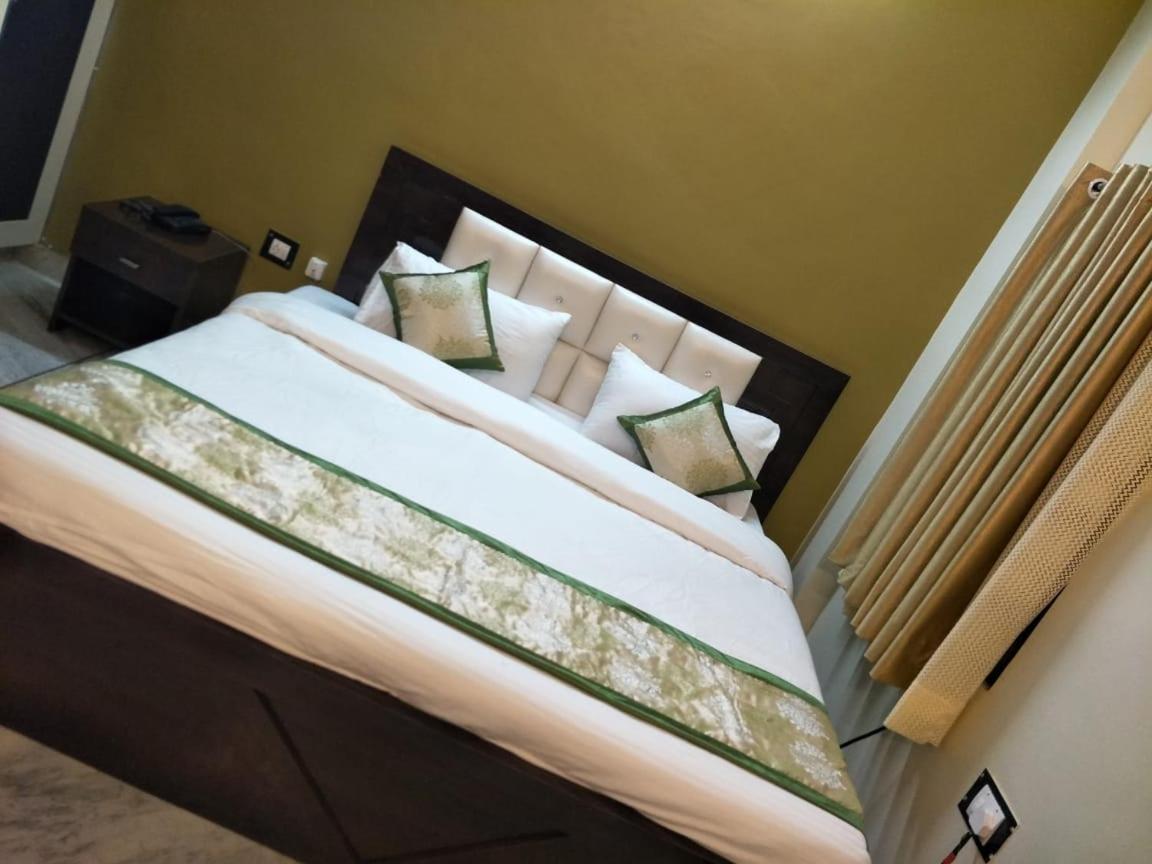 Surabhi Garden Inn ลัคเนา ภายนอก รูปภาพ
