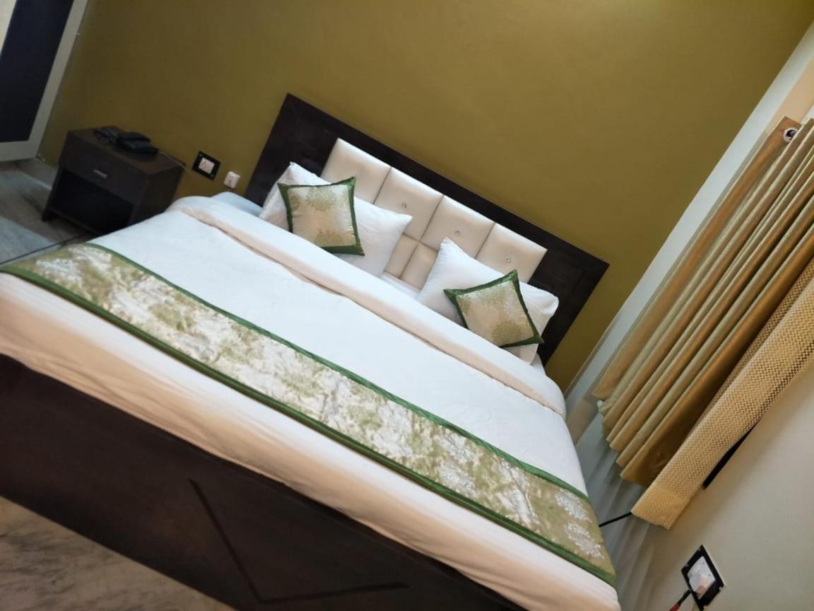 Surabhi Garden Inn ลัคเนา ภายนอก รูปภาพ