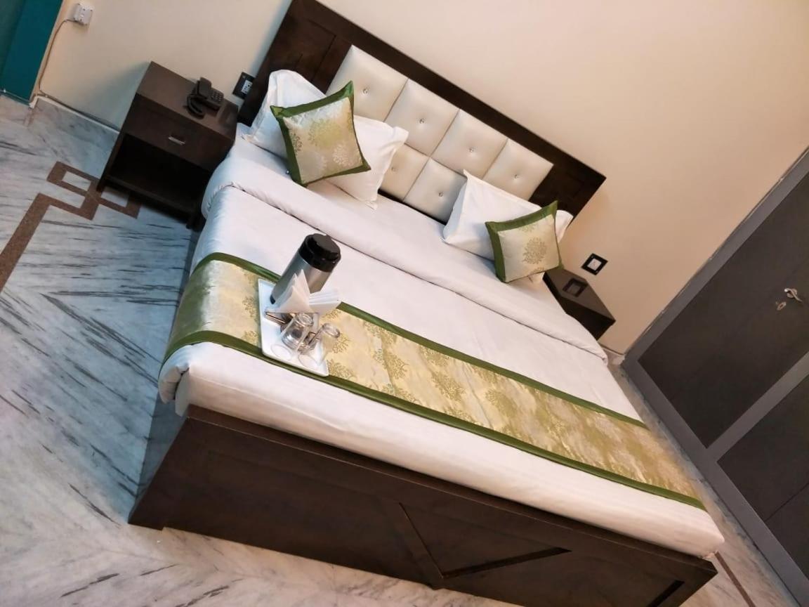 Surabhi Garden Inn ลัคเนา ภายนอก รูปภาพ